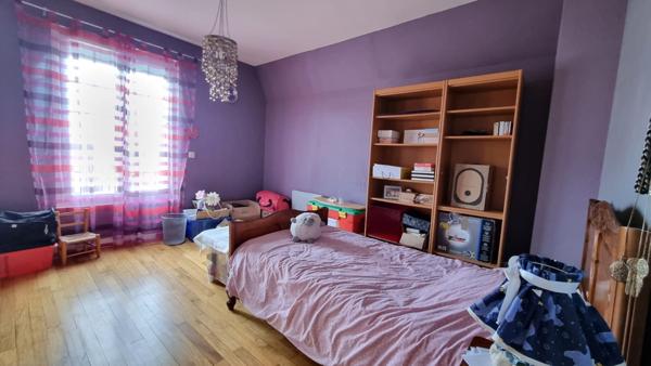 Maison de caractère à Mantes la Ville, 5 chambres, un garage, sous sol total et dépendance