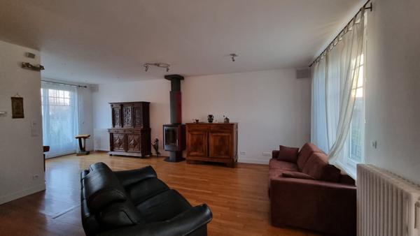 Maison de caractère à Mantes la Ville, 5 chambres, un garage, sous sol total et dépendance