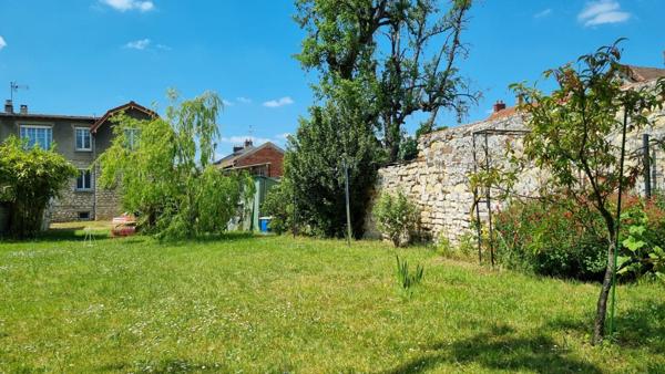 Maison de caractère à Mantes la Ville, 5 chambres, un garage, sous sol total et dépendance
