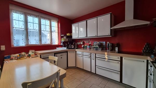 Maison de caractère à Mantes la Ville, 5 chambres, un garage, sous sol total et dépendance