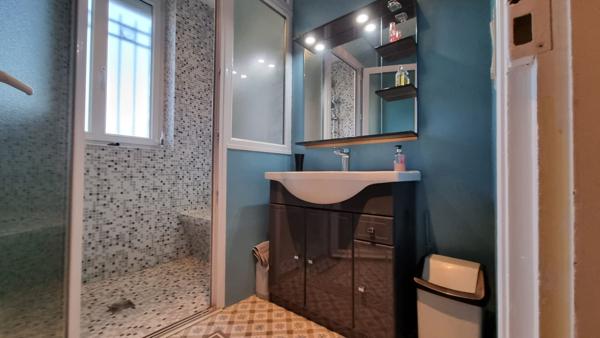 Maison de caractère à Mantes la Ville, 5 chambres, un garage, sous sol total et dépendance