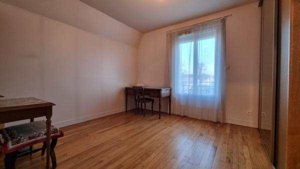 Maison de caractère à Mantes la Ville, 5 chambres, un garage, sous sol total et dépendance