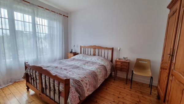 Maison de caractère à Mantes la Ville, 5 chambres, un garage, sous sol total et dépendance