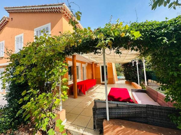 Villa T7 de 160 m2 sur 850 m² terrain avec piscine et garage - Plain pied