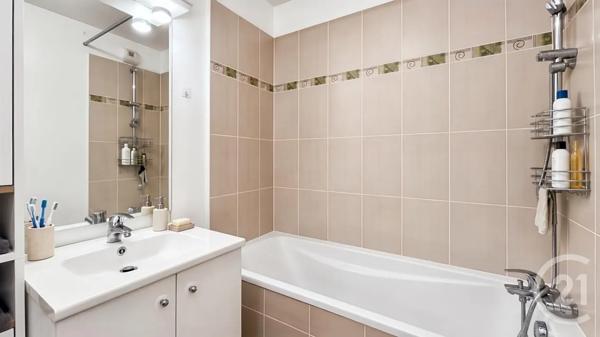 Appartement F3 à vendre  3 pièces - 63 m 2   AUBERVILLIERS  - 93