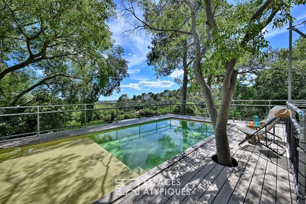 Extension contemporaine d’un mazet avec terrasse, piscine et vue