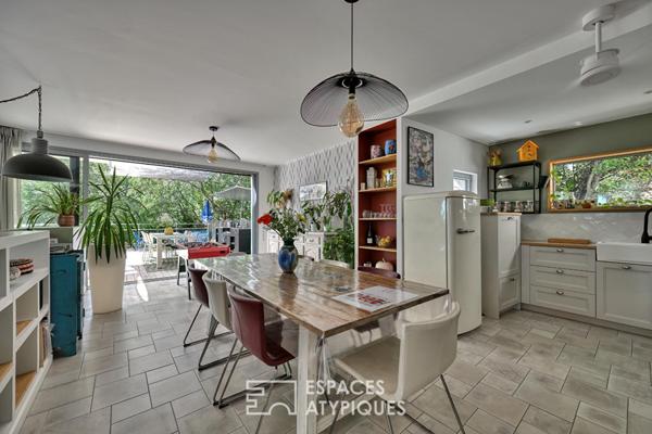 Extension contemporaine d’un mazet avec terrasse, piscine et vue