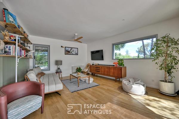 Extension contemporaine d’un mazet avec terrasse, piscine et vue
