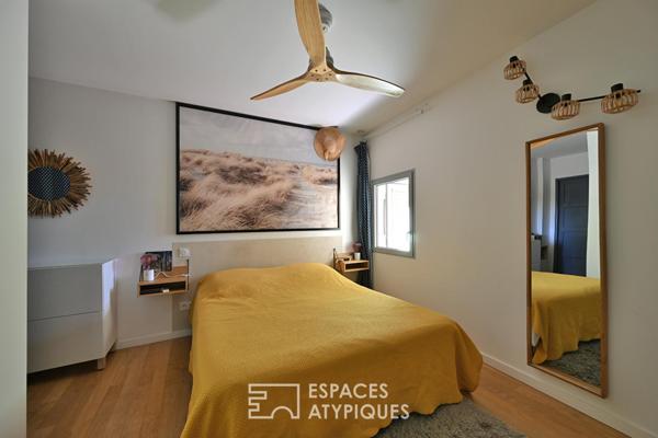 Extension contemporaine d’un mazet avec terrasse, piscine et vue