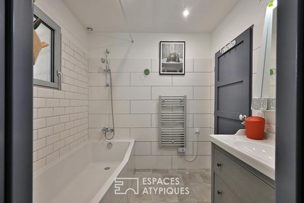 Extension contemporaine d’un mazet avec terrasse, piscine et vue