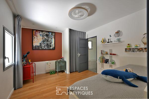 Extension contemporaine d’un mazet avec terrasse, piscine et vue