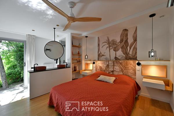 Extension contemporaine d’un mazet avec terrasse, piscine et vue