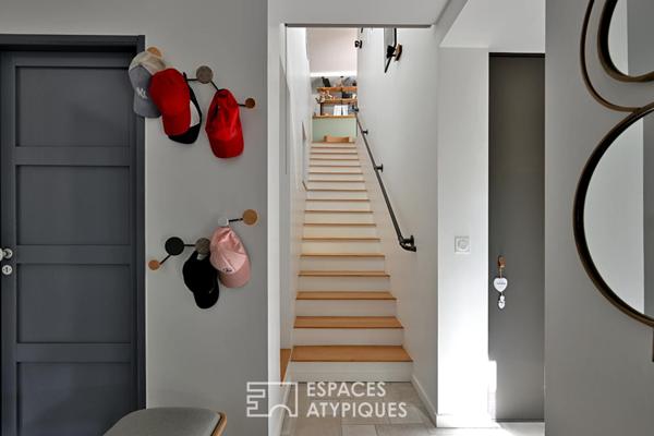 Extension contemporaine d’un mazet avec terrasse, piscine et vue