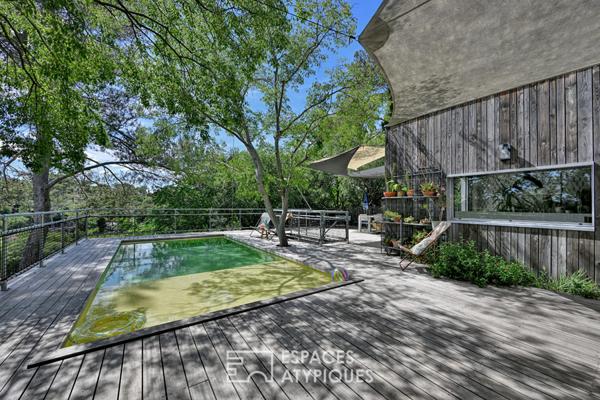 Extension contemporaine d’un mazet avec terrasse, piscine et vue