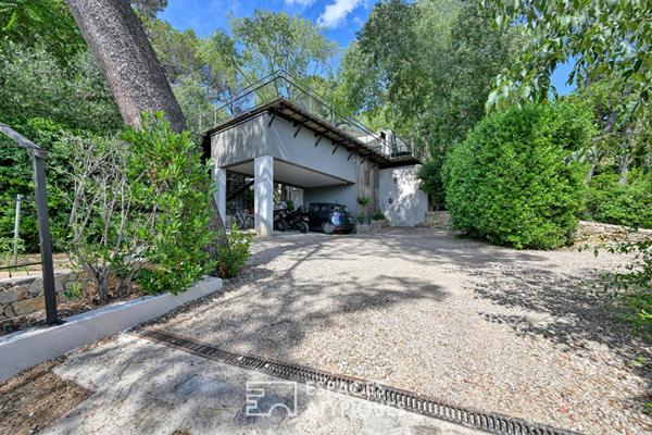 Extension contemporaine d’un mazet avec terrasse, piscine et vue