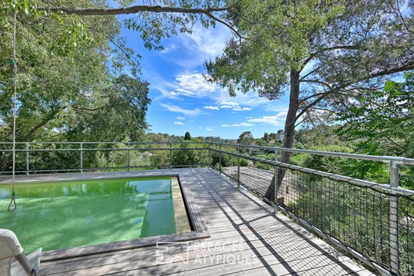 Extension contemporaine d’un mazet avec terrasse, piscine et vue