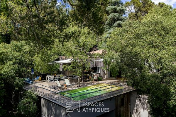 Extension contemporaine d’un mazet avec terrasse, piscine et vue