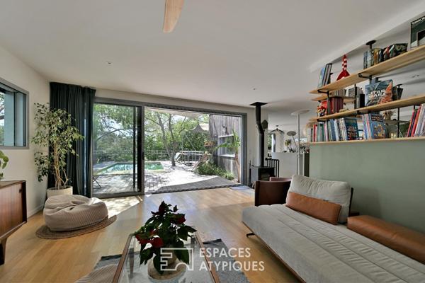Extension contemporaine d’un mazet avec terrasse, piscine et vue