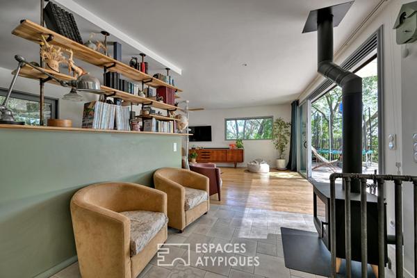 Extension contemporaine d’un mazet avec terrasse, piscine et vue