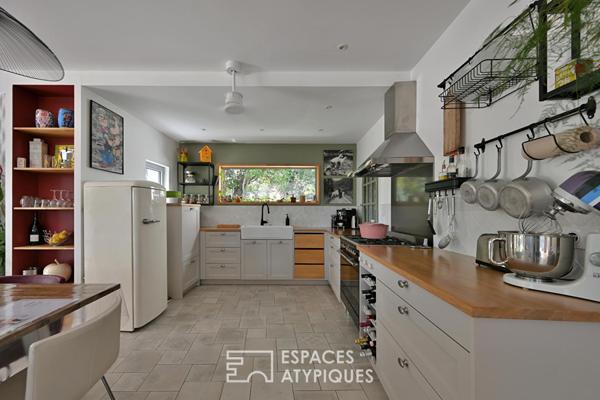 Extension contemporaine d’un mazet avec terrasse, piscine et vue