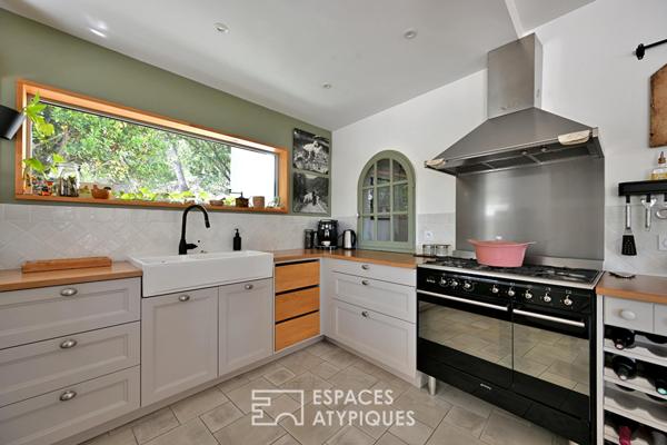 Extension contemporaine d’un mazet avec terrasse, piscine et vue