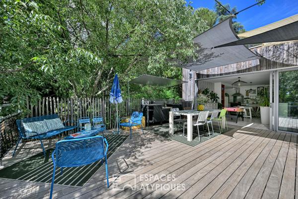 Extension contemporaine d’un mazet avec terrasse, piscine et vue