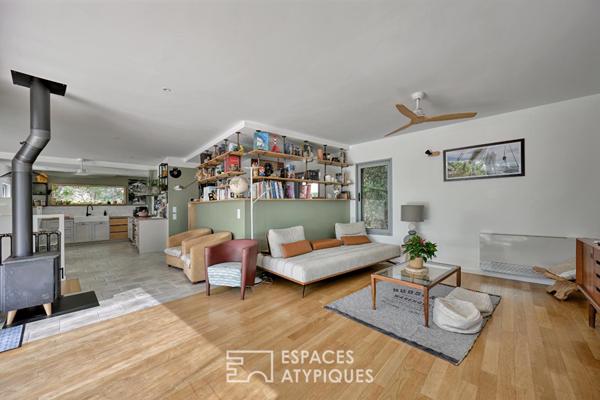 Extension contemporaine d’un mazet avec terrasse, piscine et vue