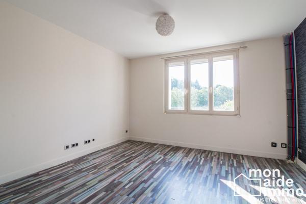 Vaste maison sur terrain de 7000 m²