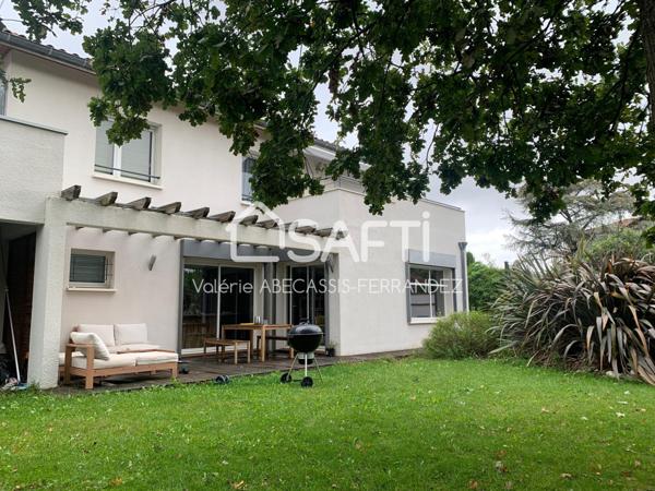 Grande maison moderne avec piscine