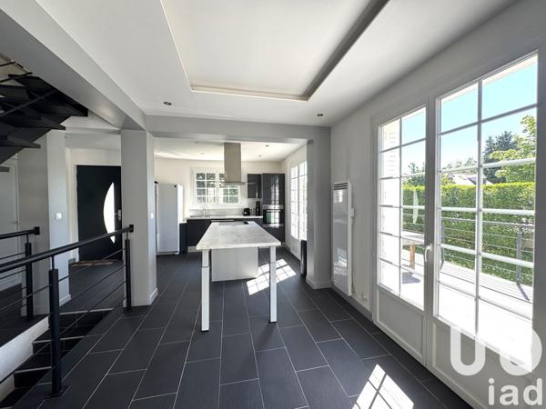Maison 6 pièces de 206 m² à Villecresnes (94440)