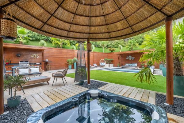 Maison
         6 pièces
        - 180 m² 990 000 € *
