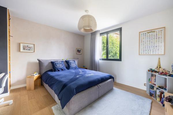 Maison
         6 pièces
        - 180 m² 990 000 € *
