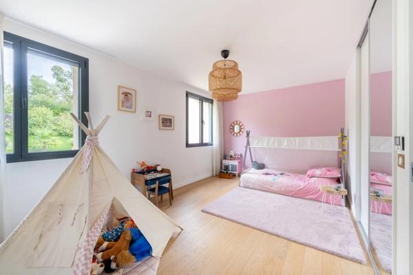 Maison
         6 pièces
        - 180 m² 990 000 € *