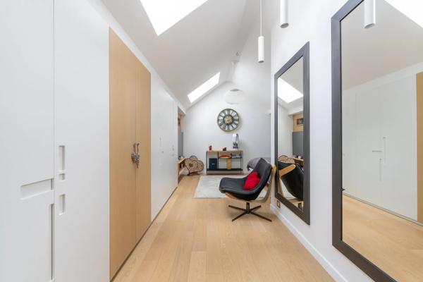Maison
         6 pièces
        - 180 m² 990 000 € *