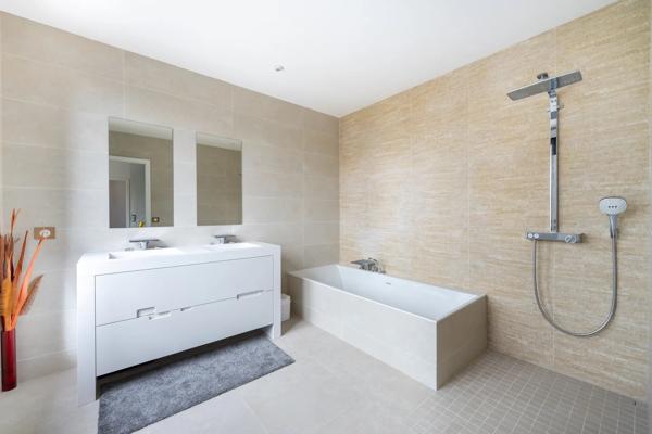 Maison
         6 pièces
        - 180 m² 990 000 € *