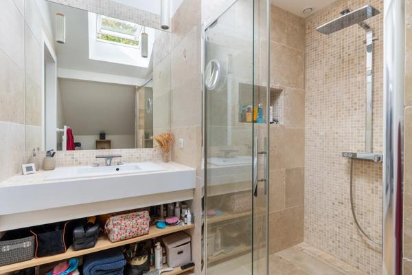 Maison
         6 pièces
        - 180 m² 990 000 € *