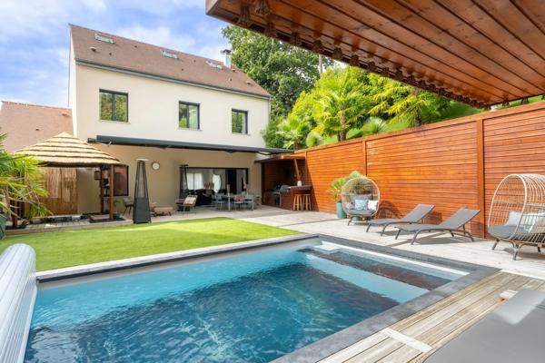 Maison
         6 pièces
        - 180 m² 990 000 € *
