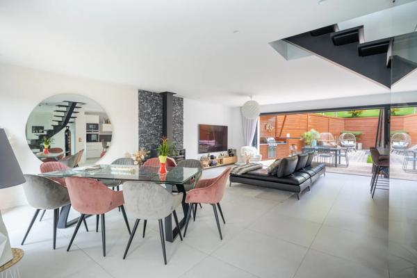 Maison
         6 pièces
        - 180 m² 990 000 € *