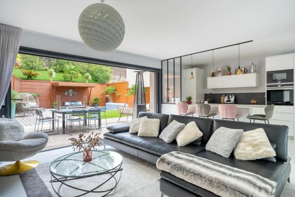 Maison
         6 pièces
        - 180 m² 990 000 € *
