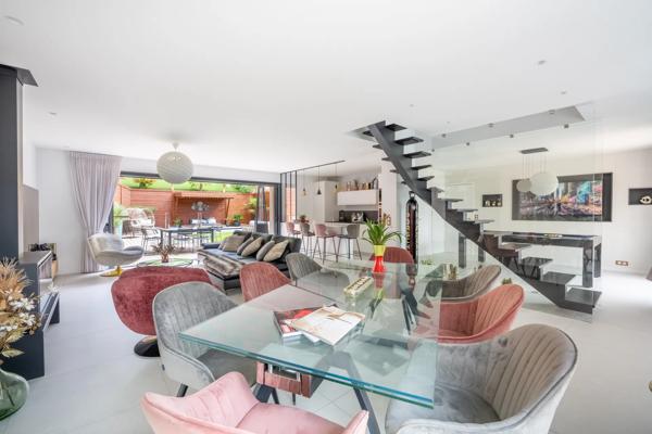 Maison
         6 pièces
        - 180 m² 990 000 € *