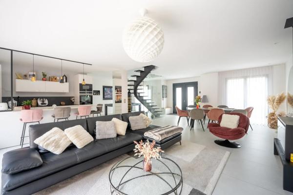 Maison
         6 pièces
        - 180 m² 990 000 € *