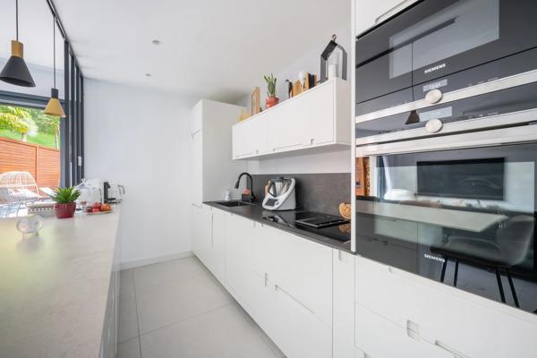 Maison
         6 pièces
        - 180 m² 990 000 € *