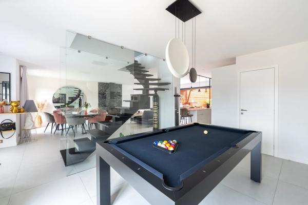Maison
         6 pièces
        - 180 m² 990 000 € *
