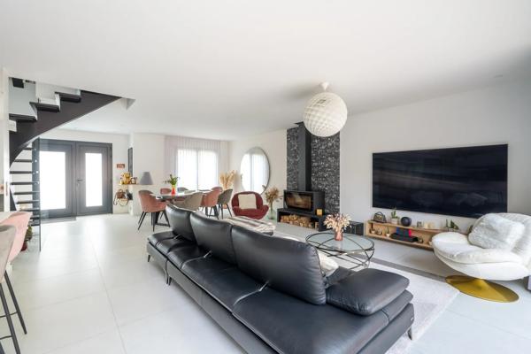 Maison
         6 pièces
        - 180 m² 990 000 € *