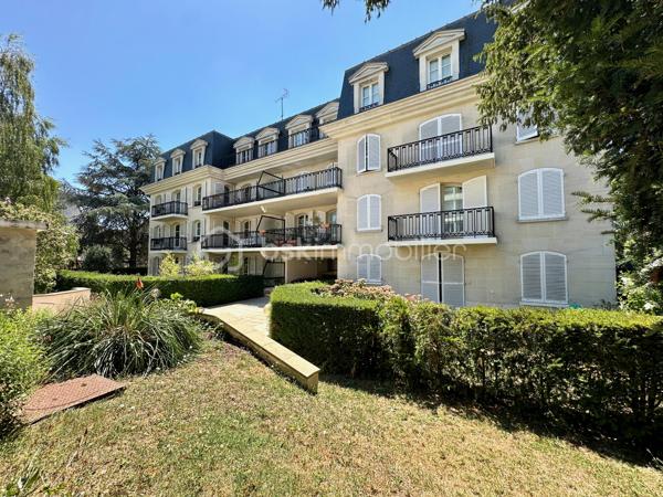 Idéalement situé dans le très recherché quartier Saint-Martin, au cœur de Pontoise, dans une résidence de standing en pierre de taille construite en 1990, implantée au sein d'un magnifique parc arboré de plus de 5 500 m², découvrez cet appartement de 55,05 m² Loi Carrez en rez-de-jardin.

L'appartement se compose d'une entrée de 11 m², d'un séjour avec cuisine, de deux chambres de 13 m² et 11 m², d'une salle d'eau et de WC séparés. À l'extérieur, un jardin privatif de 160 m² et une terrasse couverte complètent l'ensemble.

L'appartement dispose également d'un emplacement de parking en sous-sol et d'une cave. Il bénéficie d'une isolation intérieure, de fenêtres en double vitrage et d'un chauffage individuel électrique.

À seulement 600 mètres de la gare de Pontoise (Transilien J, H et RER C), l'appartement bénéficie d'un emplacement pratique pour les déplacements quotidiens. Le centre historique de Pontoise et la place Notre-Dame se trouvent à environ 700 mètres, avec leurs commerces, restaurants, pharmacies, services et marché. L'école primaire Gustave-Loiseau est située à environ 400 mètres et l'école des Lavandières à environ 500 mètres. Les collèges et lycées Vauban, Jean-Claude Chabanne, Simone Veil, Camille Pissarro ainsi que l'École Saint-Martin-de-France se trouvent dans un rayon d'environ 1,5 km, un atout pour les familles.