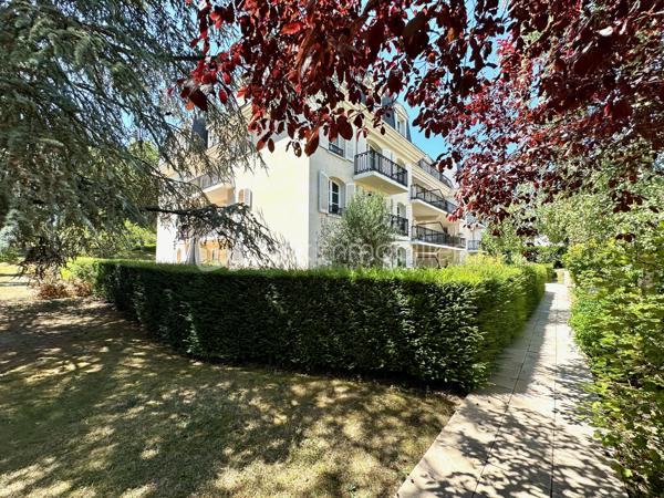 Idéalement situé dans le très recherché quartier Saint-Martin, au cœur de Pontoise, dans une résidence de standing en pierre de taille construite en 1990, implantée au sein d'un magnifique parc arboré de plus de 5 500 m², découvrez cet appartement de 55,05 m² Loi Carrez en rez-de-jardin.

L'appartement se compose d'une entrée de 11 m², d'un séjour avec cuisine, de deux chambres de 13 m² et 11 m², d'une salle d'eau et de WC séparés. À l'extérieur, un jardin privatif de 160 m² et une terrasse couverte complètent l'ensemble.

L'appartement dispose également d'un emplacement de parking en sous-sol et d'une cave. Il bénéficie d'une isolation intérieure, de fenêtres en double vitrage et d'un chauffage individuel électrique.

À seulement 600 mètres de la gare de Pontoise (Transilien J, H et RER C), l'appartement bénéficie d'un emplacement pratique pour les déplacements quotidiens. Le centre historique de Pontoise et la place Notre-Dame se trouvent à environ 700 mètres, avec leurs commerces, restaurants, pharmacies, services et marché. L'école primaire Gustave-Loiseau est située à environ 400 mètres et l'école des Lavandières à environ 500 mètres. Les collèges et lycées Vauban, Jean-Claude Chabanne, Simone Veil, Camille Pissarro ainsi que l'École Saint-Martin-de-France se trouvent dans un rayon d'environ 1,5 km, un atout pour les familles.