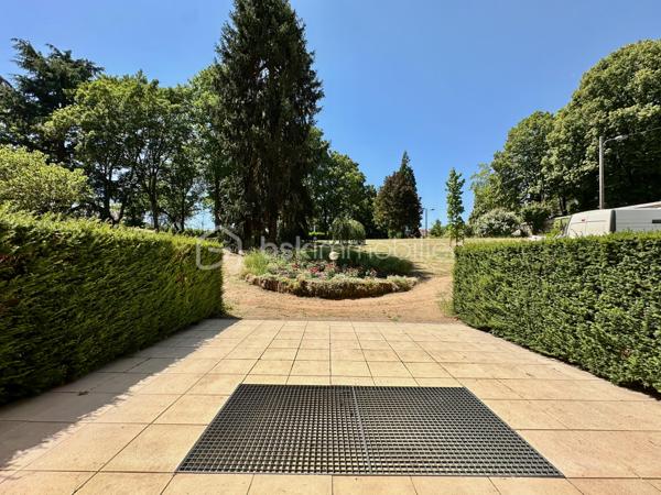 Idéalement situé dans le très recherché quartier Saint-Martin, au cœur de Pontoise, dans une résidence de standing en pierre de taille construite en 1990, implantée au sein d'un magnifique parc arboré de plus de 5 500 m², découvrez cet appartement de 55,05 m² Loi Carrez en rez-de-jardin.

L'appartement se compose d'une entrée de 11 m², d'un séjour avec cuisine, de deux chambres de 13 m² et 11 m², d'une salle d'eau et de WC séparés. À l'extérieur, un jardin privatif de 160 m² et une terrasse couverte complètent l'ensemble.

L'appartement dispose également d'un emplacement de parking en sous-sol et d'une cave. Il bénéficie d'une isolation intérieure, de fenêtres en double vitrage et d'un chauffage individuel électrique.

À seulement 600 mètres de la gare de Pontoise (Transilien J, H et RER C), l'appartement bénéficie d'un emplacement pratique pour les déplacements quotidiens. Le centre historique de Pontoise et la place Notre-Dame se trouvent à environ 700 mètres, avec leurs commerces, restaurants, pharmacies, services et marché. L'école primaire Gustave-Loiseau est située à environ 400 mètres et l'école des Lavandières à environ 500 mètres. Les collèges et lycées Vauban, Jean-Claude Chabanne, Simone Veil, Camille Pissarro ainsi que l'École Saint-Martin-de-France se trouvent dans un rayon d'environ 1,5 km, un atout pour les familles.