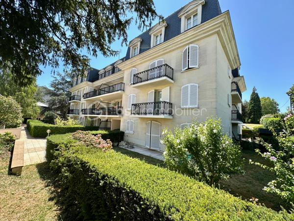 Idéalement situé dans le très recherché quartier Saint-Martin, au cœur de Pontoise, dans une résidence de standing en pierre de taille construite en 1990, implantée au sein d'un magnifique parc arboré de plus de 5 500 m², découvrez cet appartement de 55,05 m² Loi Carrez en rez-de-jardin.

L'appartement se compose d'une entrée de 11 m², d'un séjour avec cuisine, de deux chambres de 13 m² et 11 m², d'une salle d'eau et de WC séparés. À l'extérieur, un jardin privatif de 160 m² et une terrasse couverte complètent l'ensemble.

L'appartement dispose également d'un emplacement de parking en sous-sol et d'une cave. Il bénéficie d'une isolation intérieure, de fenêtres en double vitrage et d'un chauffage individuel électrique.

À seulement 600 mètres de la gare de Pontoise (Transilien J, H et RER C), l'appartement bénéficie d'un emplacement pratique pour les déplacements quotidiens. Le centre historique de Pontoise et la place Notre-Dame se trouvent à environ 700 mètres, avec leurs commerces, restaurants, pharmacies, services et marché. L'école primaire Gustave-Loiseau est située à environ 400 mètres et l'école des Lavandières à environ 500 mètres. Les collèges et lycées Vauban, Jean-Claude Chabanne, Simone Veil, Camille Pissarro ainsi que l'École Saint-Martin-de-France se trouvent dans un rayon d'environ 1,5 km, un atout pour les familles.