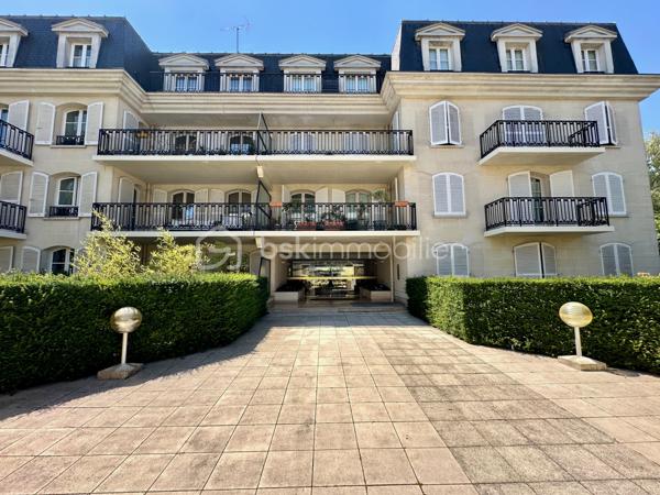 Idéalement situé dans le très recherché quartier Saint-Martin, au cœur de Pontoise, dans une résidence de standing en pierre de taille construite en 1990, implantée au sein d'un magnifique parc arboré de plus de 5 500 m², découvrez cet appartement de 55,05 m² Loi Carrez en rez-de-jardin.

L'appartement se compose d'une entrée de 11 m², d'un séjour avec cuisine, de deux chambres de 13 m² et 11 m², d'une salle d'eau et de WC séparés. À l'extérieur, un jardin privatif de 160 m² et une terrasse couverte complètent l'ensemble.

L'appartement dispose également d'un emplacement de parking en sous-sol et d'une cave. Il bénéficie d'une isolation intérieure, de fenêtres en double vitrage et d'un chauffage individuel électrique.

À seulement 600 mètres de la gare de Pontoise (Transilien J, H et RER C), l'appartement bénéficie d'un emplacement pratique pour les déplacements quotidiens. Le centre historique de Pontoise et la place Notre-Dame se trouvent à environ 700 mètres, avec leurs commerces, restaurants, pharmacies, services et marché. L'école primaire Gustave-Loiseau est située à environ 400 mètres et l'école des Lavandières à environ 500 mètres. Les collèges et lycées Vauban, Jean-Claude Chabanne, Simone Veil, Camille Pissarro ainsi que l'École Saint-Martin-de-France se trouvent dans un rayon d'environ 1,5 km, un atout pour les familles.
