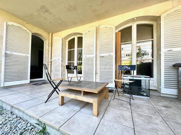 Idéalement situé dans le très recherché quartier Saint-Martin, au cœur de Pontoise, dans une résidence de standing en pierre de taille construite en 1990, implantée au sein d'un magnifique parc arboré de plus de 5 500 m², découvrez cet appartement de 55,05 m² Loi Carrez en rez-de-jardin.

L'appartement se compose d'une entrée de 11 m², d'un séjour avec cuisine, de deux chambres de 13 m² et 11 m², d'une salle d'eau et de WC séparés. À l'extérieur, un jardin privatif de 160 m² et une terrasse couverte complètent l'ensemble.

L'appartement dispose également d'un emplacement de parking en sous-sol et d'une cave. Il bénéficie d'une isolation intérieure, de fenêtres en double vitrage et d'un chauffage individuel électrique.

À seulement 600 mètres de la gare de Pontoise (Transilien J, H et RER C), l'appartement bénéficie d'un emplacement pratique pour les déplacements quotidiens. Le centre historique de Pontoise et la place Notre-Dame se trouvent à environ 700 mètres, avec leurs commerces, restaurants, pharmacies, services et marché. L'école primaire Gustave-Loiseau est située à environ 400 mètres et l'école des Lavandières à environ 500 mètres. Les collèges et lycées Vauban, Jean-Claude Chabanne, Simone Veil, Camille Pissarro ainsi que l'École Saint-Martin-de-France se trouvent dans un rayon d'environ 1,5 km, un atout pour les familles.